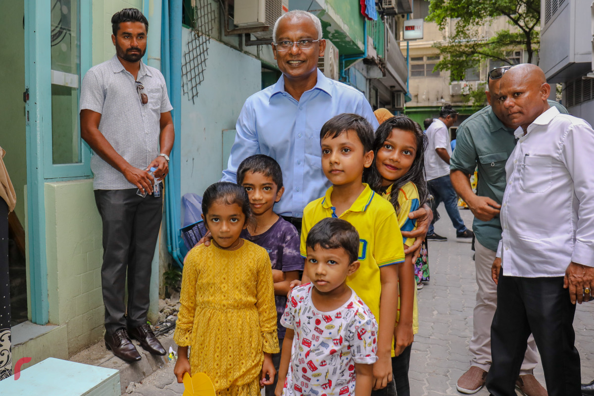 އޯގަސްޓް 9، 2018: ގުޅިފައިވާ އިއްތިހާދުން ރިޔާސީ އިންތިހާބަށް ކެމްޕެއިން ކުރުމަށް ކުރިއަށްގެންދާ ހަރަކާތްތަކުގެ ތެރެއިން އިއްތިހާދުގެ ރިޔާސީ ކެންޑިޑޭޓް އިބްރާހިމް މުހައްމަދު ސޯލިހު މާލެ ސިޓީގައި ދޮރުން ދޮރަށް ހިންގަވަނީ، އިއްތިހާދުން އިންތިޒާމްކޮށްގެން ކުރިއަށްގެންގޮސްފައިވާ މި ހަރަކާތުގައި އިބްރާހިމް މުހައްމަދު ސޯލިހުގެ އިތުރުން އިއްތިހާދުގެ އިސްވެރިން ވަނީ ބައިވެރިވެ ވަޑައިގެންފައި