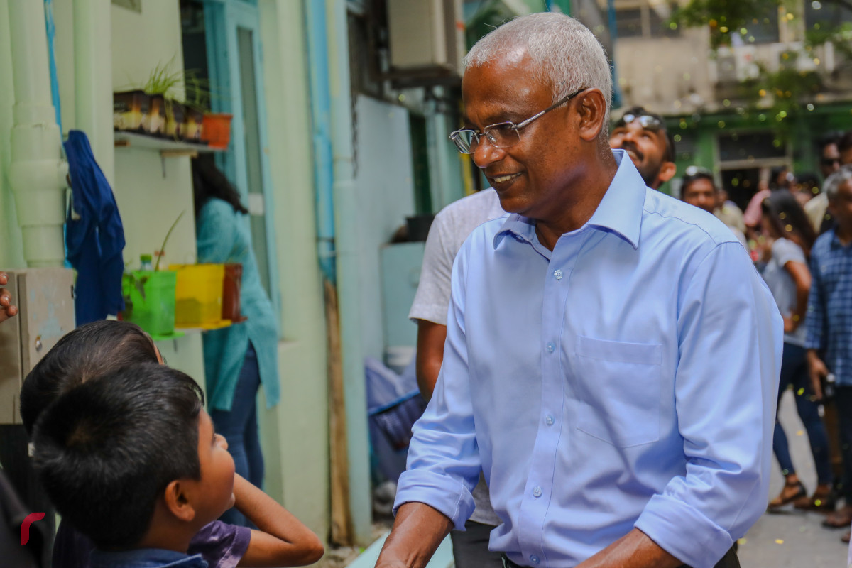 އޯގަސްޓް 9، 2018: ގުޅިފައިވާ އިއްތިހާދުން ރިޔާސީ އިންތިހާބަށް ކެމްޕެއިން ކުރުމަށް ކުރިއަށްގެންދާ ހަރަކާތްތަކުގެ ތެރެއިން އިއްތިހާދުގެ ރިޔާސީ ކެންޑިޑޭޓް އިބްރާހިމް މުހައްމަދު ސޯލިހު މާލެ ސިޓީގައި ދޮރުން ދޮރަށް ހިންގަވަނީ، އިއްތިހާދުން އިންތިޒާމްކޮށްގެން ކުރިއަށްގެންގޮސްފައިވާ މި ހަރަކާތުގައި އިބްރާހިމް މުހައްމަދު ސޯލިހުގެ އިތުރުން އިއްތިހާދުގެ އިސްވެރިން ވަނީ ބައިވެރިވެ ވަޑައިގެންފައި