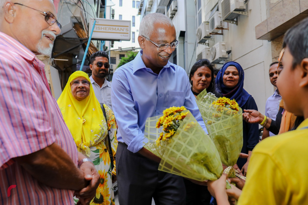 އޯގަސްޓް 9، 2018: ގުޅިފައިވާ އިއްތިހާދުން ރިޔާސީ އިންތިހާބަށް ކެމްޕެއިން ކުރުމަށް ކުރިއަށްގެންދާ ހަރަކާތްތަކުގެ ތެރެއިން އިއްތިހާދުގެ ރިޔާސީ ކެންޑިޑޭޓް އިބްރާހިމް މުހައްމަދު ސޯލިހު މާލެ ސިޓީގައި ދޮރުން ދޮރަށް ހިންގަވަނީ، އިއްތިހާދުން އިންތިޒާމްކޮށްގެން ކުރިއަށްގެންގޮސްފައިވާ މި ހަރަކާތުގައި އިބްރާހިމް މުހައްމަދު ސޯލިހުގެ އިތުރުން އިއްތިހާދުގެ އިސްވެރިން ވަނީ ބައިވެރިވެ ވަޑައިގެންފައި