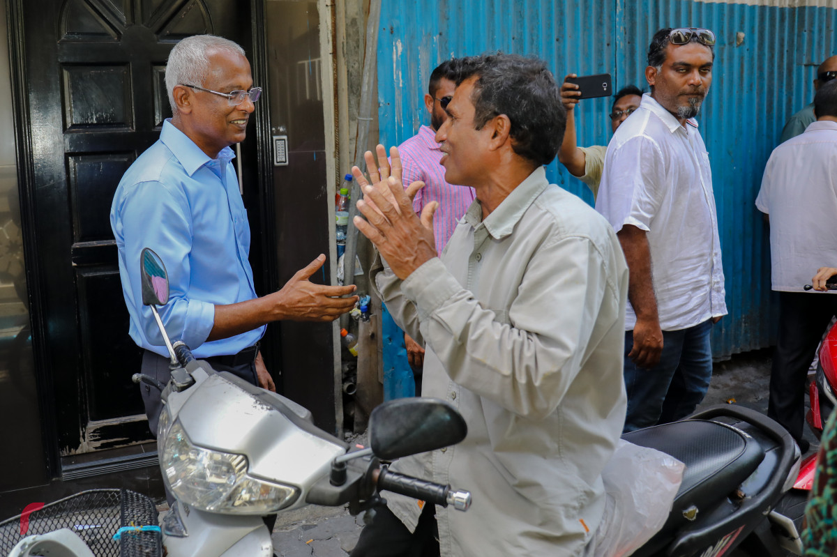 އޯގަސްޓް 9، 2018: ގުޅިފައިވާ އިއްތިހާދުން ރިޔާސީ އިންތިހާބަށް ކެމްޕެއިން ކުރުމަށް ކުރިއަށްގެންދާ ހަރަކާތްތަކުގެ ތެރެއިން އިއްތިހާދުގެ ރިޔާސީ ކެންޑިޑޭޓް އިބްރާހިމް މުހައްމަދު ސޯލިހު މާލެ ސިޓީގައި ދޮރުން ދޮރަށް ހިންގަވަނީ، އިއްތިހާދުން އިންތިޒާމްކޮށްގެން ކުރިއަށްގެންގޮސްފައިވާ މި ހަރަކާތުގައި އިބްރާހިމް މުހައްމަދު ސޯލިހުގެ އިތުރުން އިއްތިހާދުގެ އިސްވެރިން ވަނީ ބައިވެރިވެ ވަޑައިގެންފައި