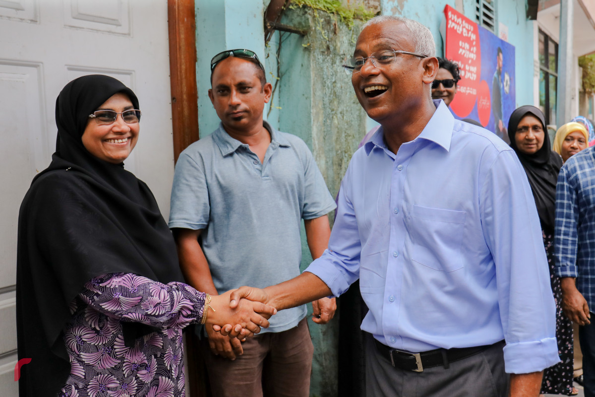 އޯގަސްޓް 9، 2018: ގުޅިފައިވާ އިއްތިހާދުން ރިޔާސީ އިންތިހާބަށް ކެމްޕެއިން ކުރުމަށް ކުރިއަށްގެންދާ ހަރަކާތްތަކުގެ ތެރެއިން އިއްތިހާދުގެ ރިޔާސީ ކެންޑިޑޭޓް އިބްރާހިމް މުހައްމަދު ސޯލިހު މާލެ ސިޓީގައި ދޮރުން ދޮރަށް ހިންގަވަނީ، އިއްތިހާދުން އިންތިޒާމްކޮށްގެން ކުރިއަށްގެންގޮސްފައިވާ މި ހަރަކާތުގައި އިބްރާހިމް މުހައްމަދު ސޯލިހުގެ އިތުރުން އިއްތިހާދުގެ އިސްވެރިން ވަނީ ބައިވެރިވެ ވަޑައިގެންފައި