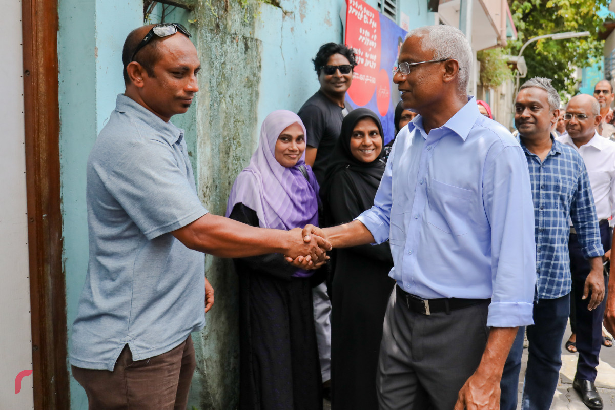 އޯގަސްޓް 9، 2018: ގުޅިފައިވާ އިއްތިހާދުން ރިޔާސީ އިންތިހާބަށް ކެމްޕެއިން ކުރުމަށް ކުރިއަށްގެންދާ ހަރަކާތްތަކުގެ ތެރެއިން އިއްތިހާދުގެ ރިޔާސީ ކެންޑިޑޭޓް އިބްރާހިމް މުހައްމަދު ސޯލިހު މާލެ ސިޓީގައި ދޮރުން ދޮރަށް ހިންގަވަނީ، އިއްތިހާދުން އިންތިޒާމްކޮށްގެން ކުރިއަށްގެންގޮސްފައިވާ މި ހަރަކާތުގައި އިބްރާހިމް މުހައްމަދު ސޯލިހުގެ އިތުރުން އިއްތިހާދުގެ އިސްވެރިން ވަނީ ބައިވެރިވެ ވަޑައިގެންފައި