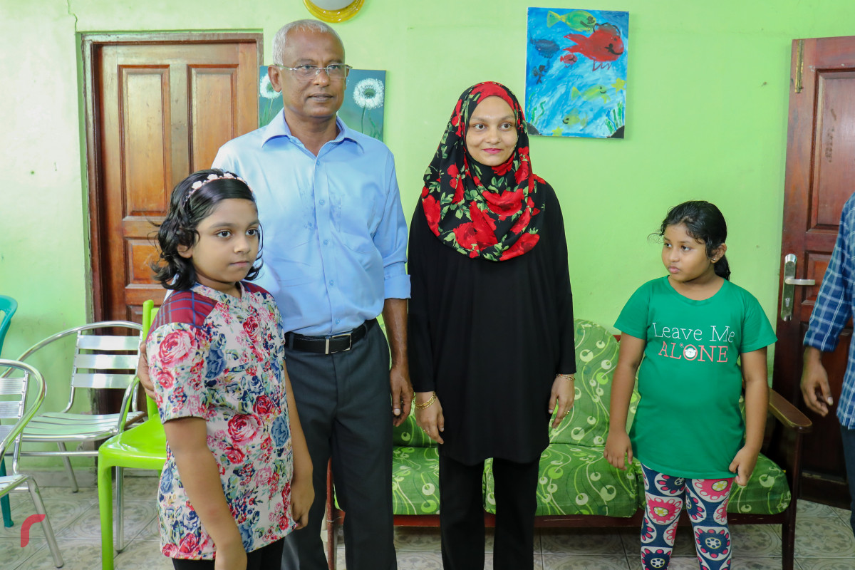 އޯގަސްޓް 9، 2018: ގުޅިފައިވާ އިއްތިހާދުން ރިޔާސީ އިންތިހާބަށް ކެމްޕެއިން ކުރުމަށް ކުރިއަށްގެންދާ ހަރަކާތްތަކުގެ ތެރެއިން އިއްތިހާދުގެ ރިޔާސީ ކެންޑިޑޭޓް އިބްރާހިމް މުހައްމަދު ސޯލިހު މާލެ ސިޓީގައި ދޮރުން ދޮރަށް ހިންގަވަނީ، އިއްތިހާދުން އިންތިޒާމްކޮށްގެން ކުރިއަށްގެންގޮސްފައިވާ މި ހަރަކާތުގައި އިބްރާހިމް މުހައްމަދު ސޯލިހުގެ އިތުރުން އިއްތިހާދުގެ އިސްވެރިން ވަނީ ބައިވެރިވެ ވަޑައިގެންފައި