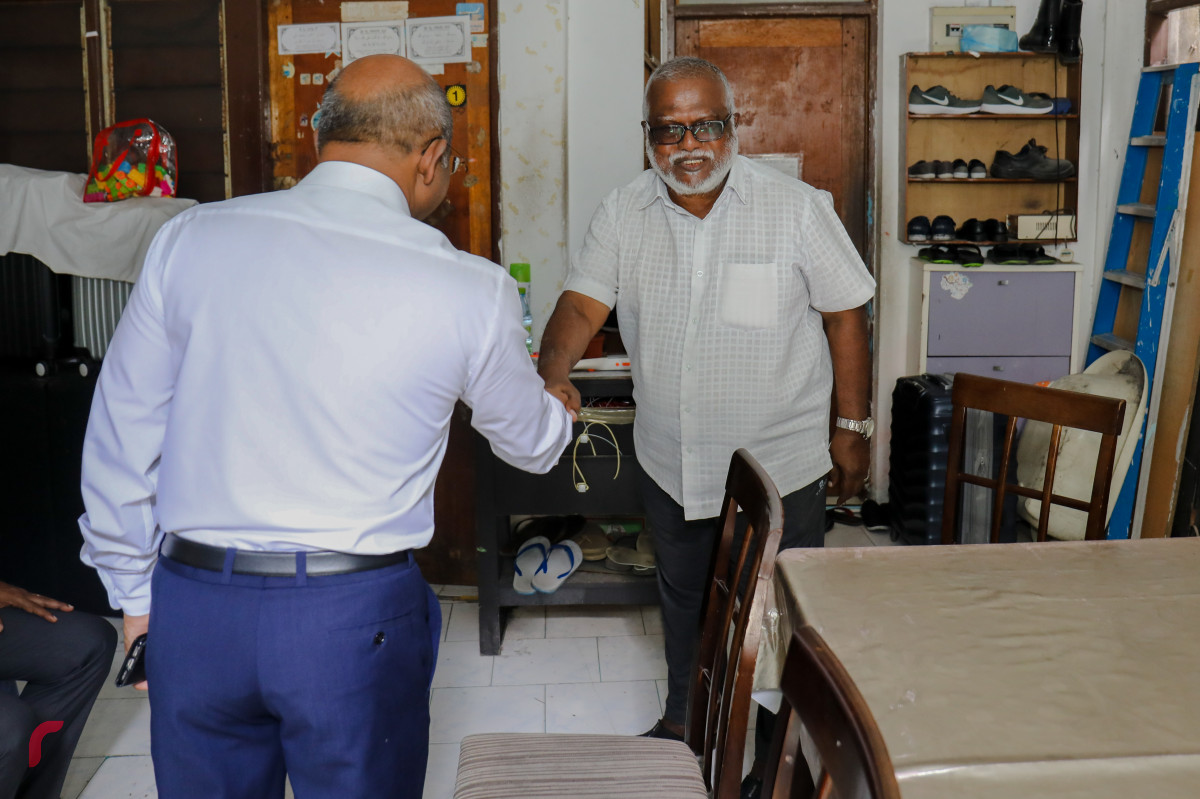 އޯގަސްޓް 9، 2018: ގުޅިފައިވާ އިއްތިހާދުން ރިޔާސީ އިންތިހާބަށް ކެމްޕެއިން ކުރުމަށް ކުރިއަށްގެންދާ ހަރަކާތްތަކުގެ ތެރެއިން އިއްތިހާދުގެ ރިޔާސީ ކެންޑިޑޭޓް އިބްރާހިމް މުހައްމަދު ސޯލިހު މާލެ ސިޓީގައި ދޮރުން ދޮރަށް ހިންގަވަނީ، އިއްތިހާދުން އިންތިޒާމްކޮށްގެން ކުރިއަށްގެންގޮސްފައިވާ މި ހަރަކާތުގައި އިބްރާހިމް މުހައްމަދު ސޯލިހުގެ އިތުރުން އިއްތިހާދުގެ އިސްވެރިން ވަނީ ބައިވެރިވެ ވަޑައިގެންފައި