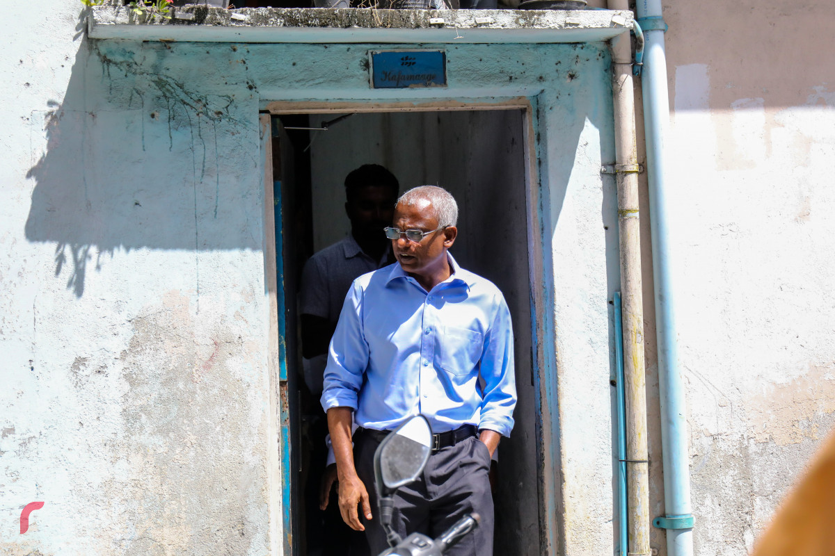 އޯގަސްޓް 9، 2018: ގުޅިފައިވާ އިއްތިހާދުން ރިޔާސީ އިންތިހާބަށް ކެމްޕެއިން ކުރުމަށް ކުރިއަށްގެންދާ ހަރަކާތްތަކުގެ ތެރެއިން އިއްތިހާދުގެ ރިޔާސީ ކެންޑިޑޭޓް އިބްރާހިމް މުހައްމަދު ސޯލިހު މާލެ ސިޓީގައި ދޮރުން ދޮރަށް ހިންގަވަނީ، އިއްތިހާދުން އިންތިޒާމްކޮށްގެން ކުރިއަށްގެންގޮސްފައިވާ މި ހަރަކާތުގައި އިބްރާހިމް މުހައްމަދު ސޯލިހުގެ އިތުރުން އިއްތިހާދުގެ އިސްވެރިން ވަނީ ބައިވެރިވެ ވަޑައިގެންފައި