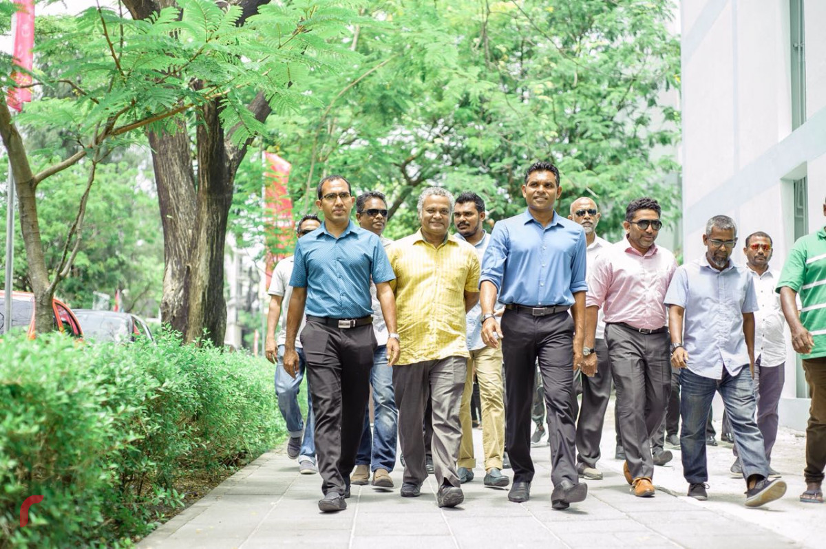 ފައިސަލް ނަސީމާއި ކެމްޕެއިން ޓީމު މަގުމަތީ ހިންގަވާފައި ވަޑައިގަންނަވަނީ:-ފޮޓޯ ރާއްޖެއެމްވީ