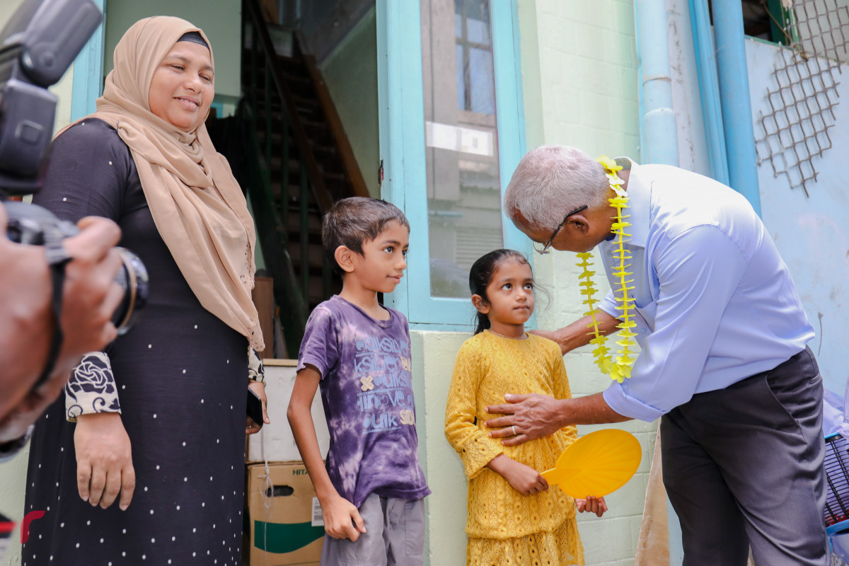 އޯގަސްޓް 9، 2018: ގުޅިފައިވާ އިއްތިހާދުން ރިޔާސީ އިންތިހާބަށް ކެމްޕެއިން ކުރުމަށް ކުރިއަށްގެންދާ ހަރަކާތްތަކުގެ ތެރެއިން އިއްތިހާދުގެ ރިޔާސީ ކެންޑިޑޭޓް އިބްރާހިމް މުހައްމަދު ސޯލިހު މާލެ ސިޓީގައި ދޮރުން ދޮރަށް ހިންގަވަނީ، އިއްތިހާދުން އިންތިޒާމްކޮށްގެން ކުރިއަށްގެންގޮސްފައިވާ މި ހަރަކާތުގައި އިބްރާހިމް މުހައްމަދު ސޯލިހުގެ އިތުރުން އިއްތިހާދުގެ އިސްވެރިން ވަނީ ބައިވެރިވެ ވަޑައިގެންފައި