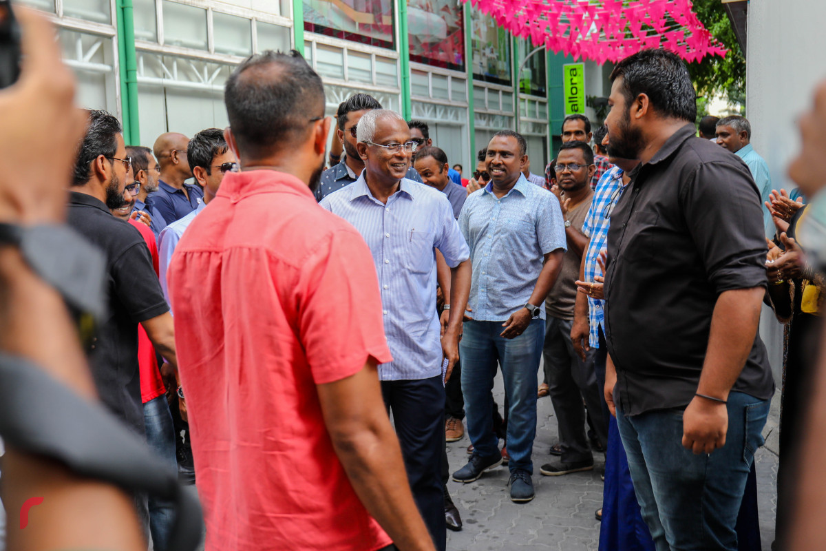 އޯގަސްޓް 10، 2018: ބްރޮޑްކާސްޓިންގް ކޮމިޝަނުން ރާއްޖެ ޓީވީ ދެ މިލިއަން ރުފިޔާއިން ޖޫރިމަނާކުރުމާ ގުޅިގެން ރާއްޖެ ޓީވީގެ އަބުރުފުޅު ފަންޑްފޮށި ހުޅުވުމަށް ކުރިއަށްގެންދިޔަ ހަރަކާތުގެ ތެރެއިން، މި ހަރަކާތް ޝަރަފްވެރިކޮށްދެއްވައި ފަންޑު ފޮށި ހުޅުވައިދެއްވާފައި ވަނީ ގުޅިފައިވާ އިއްތިހާދުގެ ރިޔާސީ ކެންޑިޑޭޓް އިބްރާހިމް މުހައްމަދު ސޯލިހު -- ފޮޓޯތައް: މުހައްމަދު ޝަރުހާން/ ރާއްޖެ އެމްވީ