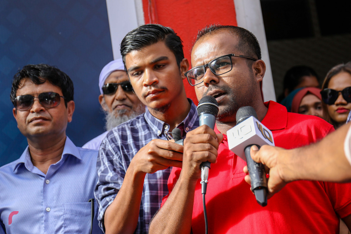 ބްރޮޑްކާސްޓިންގް ކޮމިޝަނުން ރާއްޖެ ޓީވީ ދެ މިލިއަން ރުފިޔާއިން ޖޫރިމަނާކުރުމާ ގުޅިގެން ރާއްޖެ ޓީވީގެ އަބުރުފުޅު ފަންޑްފޮށި ހުޅުވުމަށް ކުރިއަށްގެންދިޔަ ހަރަކާތުގެ ތެރެއިން، މި ހަރަކާތް ޝަރަފްވެރިކޮށްދެއްވައި ފަންޑު ފޮށި ހުޅުވައިދެއްވާފައި ވަނީ ގުޅިފައިވާ އިއްތިހާދުގެ ރިޔާސީ ކެންޑިޑޭޓް އިބްރާހިމް މުހައްމަދު ސޯލިހު  -- ފޮޓޯތައް: މުހައްމަދު ޝަރުހާން/ ރާއްޖެ އެމްވީ