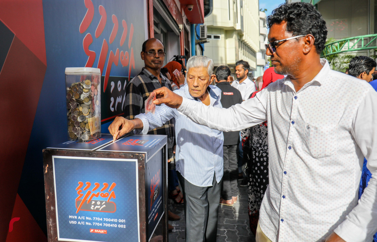 ބްރޮޑްކާސްޓިންގް ކޮމިޝަނުން ރާއްޖެ ޓީވީ ދެ މިލިއަން ރުފިޔާއިން ޖޫރިމަނާކުރުމާ ގުޅިގެން ރާއްޖެ ޓީވީގެ އަބުރުފުޅު ފަންޑްފޮށި ހުޅުވުމަށް ކުރިއަށްގެންދިޔަ ހަރަކާތުގެ ތެރެއިން، މި ހަރަކާތް ޝަރަފްވެރިކޮށްދެއްވައި ފަންޑު ފޮށި ހުޅުވައިދެއްވާފައި ވަނީ ގުޅިފައިވާ އިއްތިހާދުގެ ރިޔާސީ ކެންޑިޑޭޓް އިބްރާހިމް މުހައްމަދު ސޯލިހު  -- ފޮޓޯތައް: މުހައްމަދު ޝަރުހާން/ ރާއްޖެ އެމްވީ