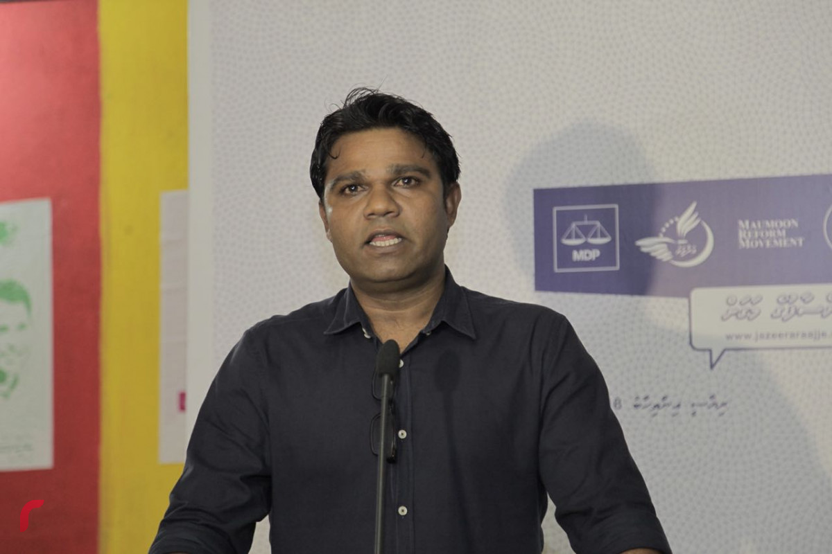 އޯގަސްޓް 10، 2018: މާލޭގައި ނ އަތޮޅުގެ އެމްޑީޕީ ޖަގަހަ ހުޅުވުމަށް ބޭއްވި ޖަލްސާގައި ރައްޔިތުންގެ މަޖިލީހުގެ ކެނދިކުޅުދޫ ދާއިރާގެ ކުރީގެ މެމްބަރު އަހުމަދު އީސަ ވާހަކަފުޅު ދައްކަވަނީ.