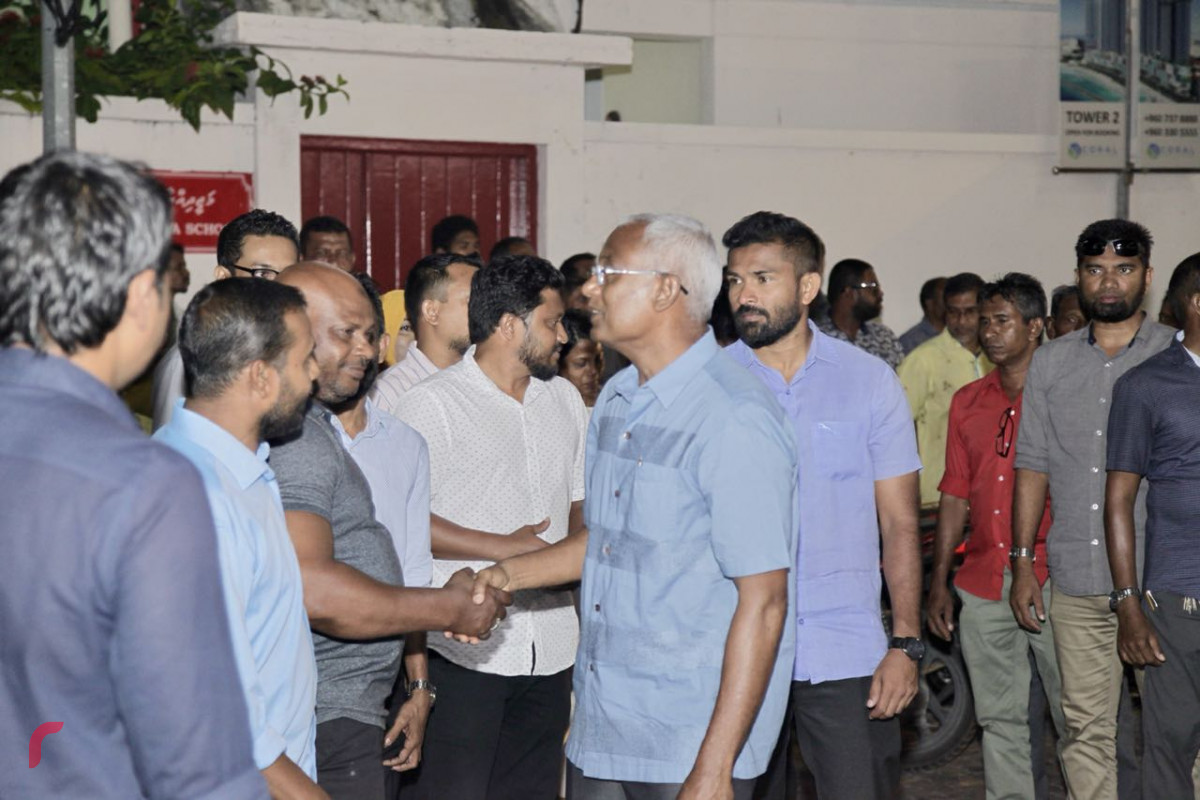 އޯގަސްޓް 10، 2018: މާލޭގައި ނ އަތޮޅުގެ އެމްޑީޕީ ޖަގަހަ ހުޅުވުމަށް ބޭއްވި ރަސްމިއްޔާތުގައި ގުޅިފައިވާ އިއްތިހާދުގެ ރިޔާސީ ކެންޑިޑޭޓް އިބްރާހިމް މުހައްމަދު ސޯލިޙް ބައިވެރިވެވަޑައިގަންނަވަނީ.