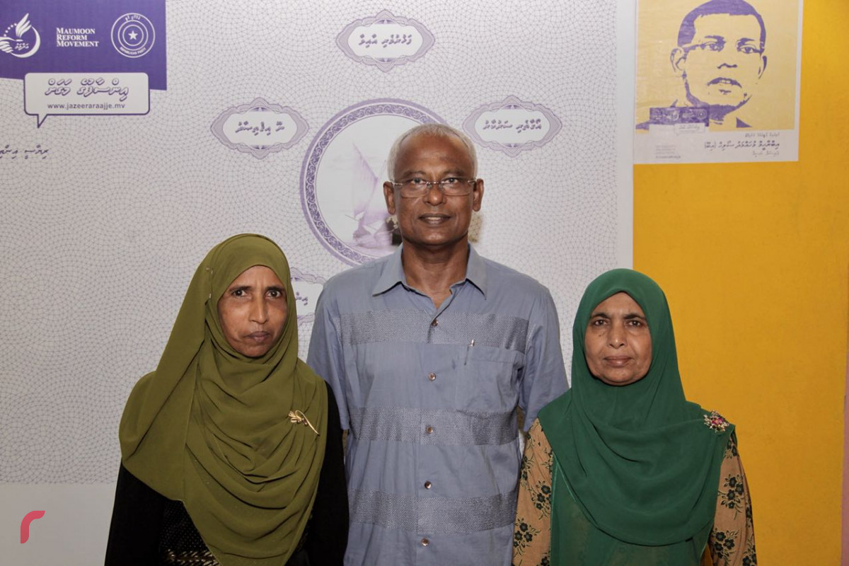 އޯގަސްޓް 10، 2018: މާލޭގައި ނ އަތޮޅުގެ އެމްޑީޕީ ޖަގަހަ ހުޅުވައި ދެއްވުމަށްފަހު ގުޅިފައިވާ އިއްތިހާދުގެ ރިޔާސީ ކެންޑިޑޭޓް އިބްރާހިމް މުހައްމަދު ސޯލިހު ފޮޓޯއަކަށް ހުއްޓިވަޑައިގެން.