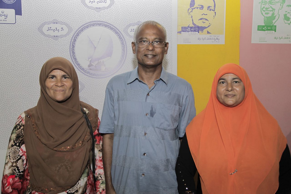 އޯގަސްޓް 10، 2018: މާލޭގައި ނ އަތޮޅުގެ އެމްޑީޕީ ޖަގަހަ ހުޅުވައި ދެއްވުމަށްފަހު ގުޅިފައިވާ އިއްތިހާދުގެ ރިޔާސީ ކެންޑިޑޭޓް އިބްރާހިމް މުހައްމަދު ސޯލިހު ފޮޓޯއަކަށް ހުއްޓިވަޑައިގެން.