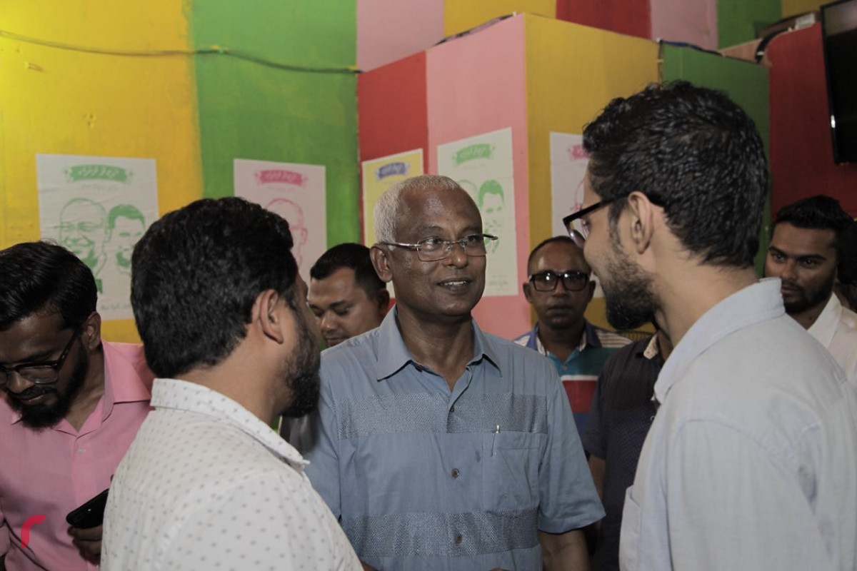 އޯގަސްޓް 10، 2018: މާލޭގައި ނ އަތޮޅުގެ އެމްޑީޕީ ޖަގަހަ ހުޅުވުމަށް ބޭއްވި ރަސްމިއްޔާތުގައި ގުޅިފައިވާ އިއްތިހާދުގެ ރިޔާސީ ކެންޑިޑޭޓް އިބްރާހިމް މުހައްމަދު ސޯލިޙް ބައިވެރިވެވަޑައިގަންނަވަނީ.