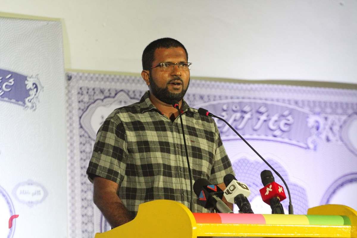 އޯގަސްޓް 12، 2018: ގުޅިފައިވާ އިއްތިހާދުން ހދ އަތޮޅަށް ކުރަށްވަމުންގެންދަވާ ދަތުރުފުޅުގައި ހދ މަކުނުދޫގައި ބޭއްވި ޖަލްސާގައި ހަނިމާދޫ ދާއިރާގެ މެމްބަރު ޝަހްދީ ވާހަކަ ދައްކަވަނީ