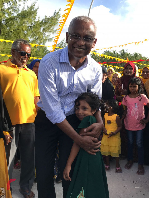 6 އޮގަސްޓް 2018: ގުޅިފައިވާ ޕާޓީތަކުގެ ރިޔާސީ ކެންޑިޑޭޓް އިބްރާހިމް މުހައްމަދު ސާލިހު އިބޫ ތ. އަތޮޅުގެ ނުވަ ރަށަކަށް ކުރެއްވި ދަތުރުފުޅުގައި އެ އަތޮޅު ކިނބިދޫއަށް ވަޑައިގެން ކުޑަކުއްޖަކާ އެކު ފޮޓޯއަކަށް ހުއްޓިވަޑައިގެން