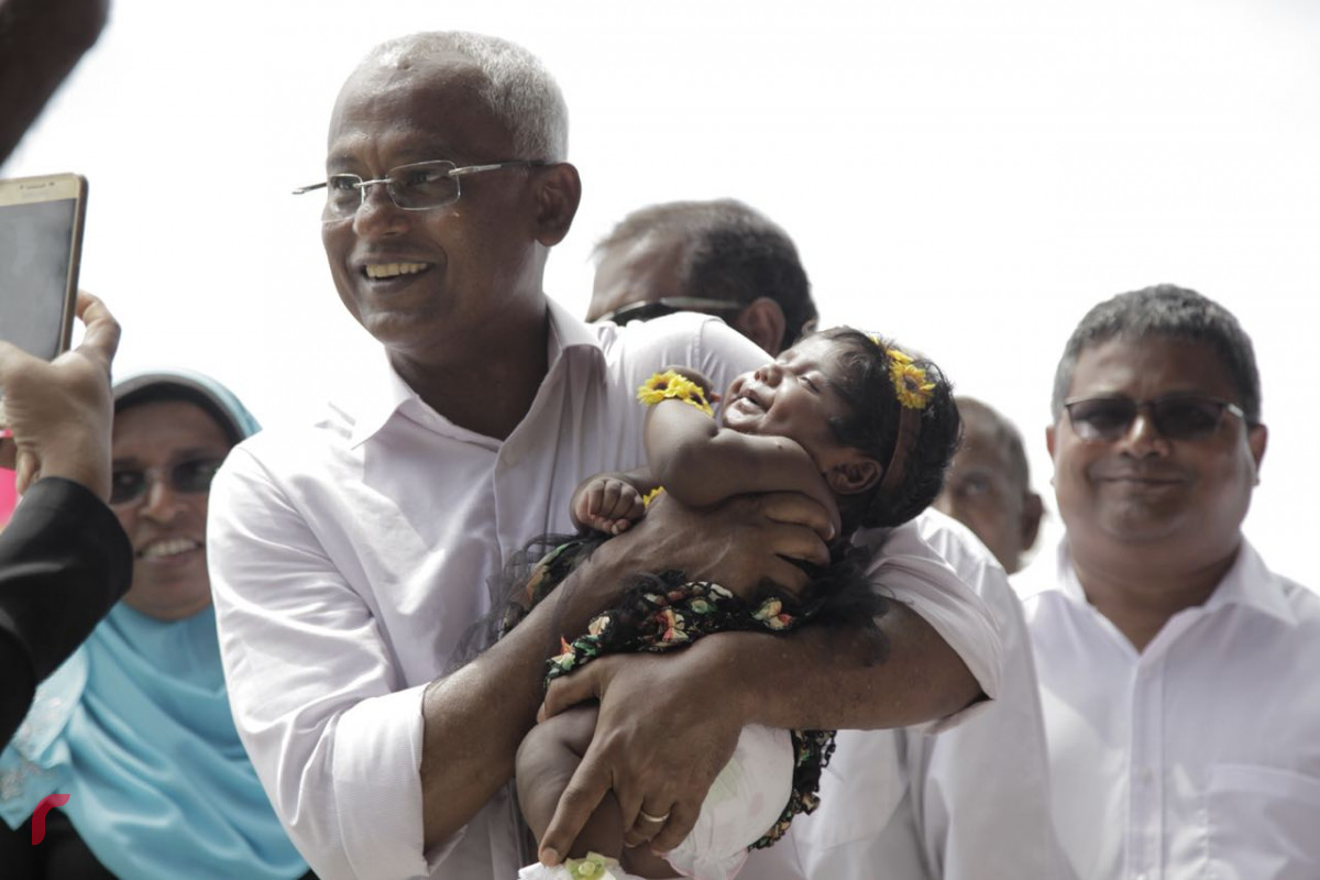 8 އޮގަސްޓް 2018: ގުޅިފައިވާ ޕާޓީތަކުގެ ރިޔާސީ ކެންޑިޑޭޓް އިބްރާހިމް މުހައްމަދު ސާލިހު އިބޫ ލ. އަތޮޅުގެ 11 ރަށަކަށް ކުރެއްވި ދަތުރުފުޅުގައި އެ އަތޮޅު ހިތަދޫއަށް ވަޑައިގެން ކުޑަކުއްޖަކު އުރުއްވައިގެން