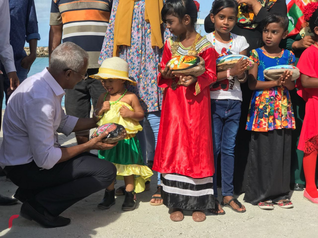 8 އޮގަސްޓް 2018: ގުޅިފައިވާ ޕާޓީތަކުގެ ރިޔާސީ ކެންޑިޑޭޓް އިބްރާހިމް މުހައްމަދު ސާލިހު އިބޫ ލ. އަތޮޅުގެ 11 ރަށަކަށް ކުރެއްވި ދަތުރުފުޅުގައި އެ އަތޮޅު މާމެންދޫއަށް ވަޑައިގަތުމުން ކުޑަކުއްޖަކާ ވާހަކަފުޅު ދައްކަވަނީ