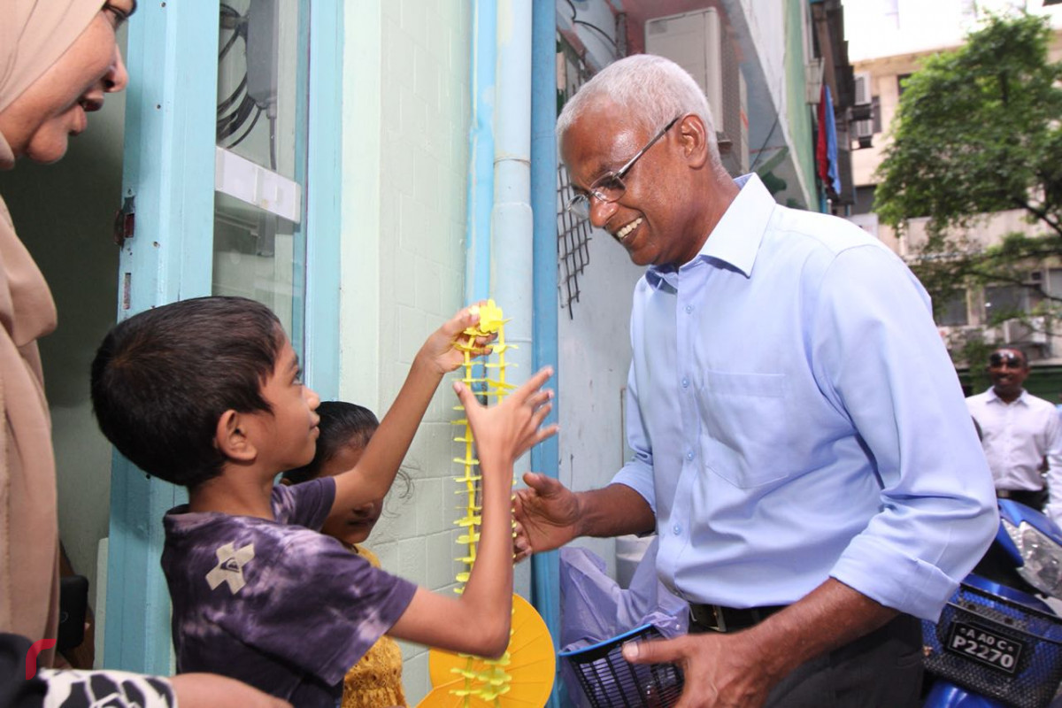 ގުޅިފައިވާ ޕާޓީތަކުގެ ރިޔާސީ ކެންޑިޑޭޓް އިބްރާހިމް މުހައްމަދު ސާލިހު (އިބޫ) މާލޭގައި ދޮރުން ދޮރަށް ވަޑައިގަތުމުން ކުޑަކުއްޖަކު އެމަނިކުފާނަށް މަރުހަބާ ކިޔަނީ