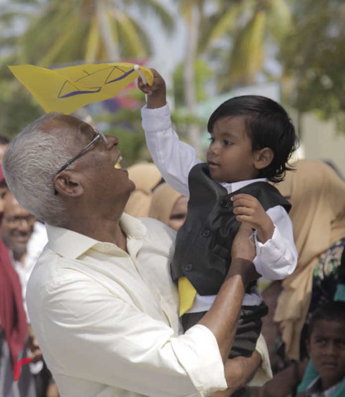 ގުޅިފައިވާ ޕާޓީތަކުގެ ރިޔާސީ ކެންޑިޑޭޓް އިބްރާހިމް މުހައްމަދު ސާޅިހު (އިބޫ) ރިޔާސީ ކެންޕެއިންނަށް އަތޮޅު ތެރޭގެ ރަށްތަކަށް ކުރައްވާ ދަތުރުފުޅުގައި ކުޑަކުއްޖަކު އުރުއްވައިގެން