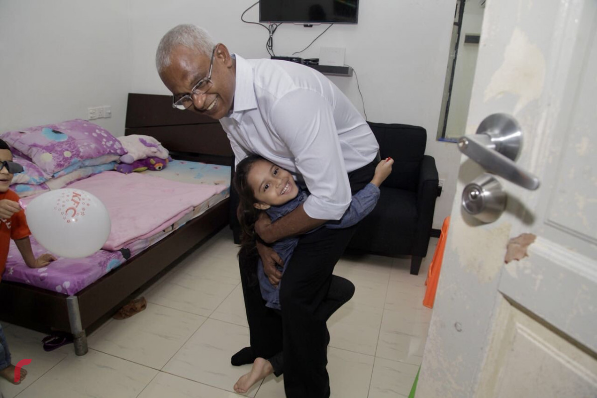 ދޮރުން ދޮރަށް ހަރަކާތުގައި ގުޅިފައިވާ ޕާޓީތަކުގެ ރިޔާސީ ކެންޑިޑޭޓް އިބްރާހިމް މުހައްމަދު ސޯލިހު (އިބޫ) މާލޭގެ ގެއަކަށް ވަޑައިގަތުމުން ތުއްތު ކުއްޖަކު އެމަނިކުފާނުގެ ގައިގައި ބައްދާލަނީ