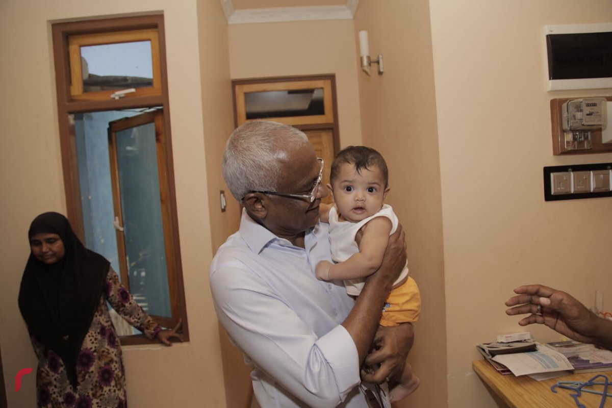 މާލޭގައި ރައްޔިތުން އުޅޭ ހާލު ބެލުމަށް މާލޭގެ ގެތަކަށް ގުޅިފައިވާ ޕާޓީތަކުގެ ރިޔާސީ ކެންޑިޑޭޓް އިބްރާހިމް މުހައްމަދު ސާޅިހު (އިބޫ) ވަޑައިގެން، ކުޑަކުއްޖަކު އުރުއްވައިގެން