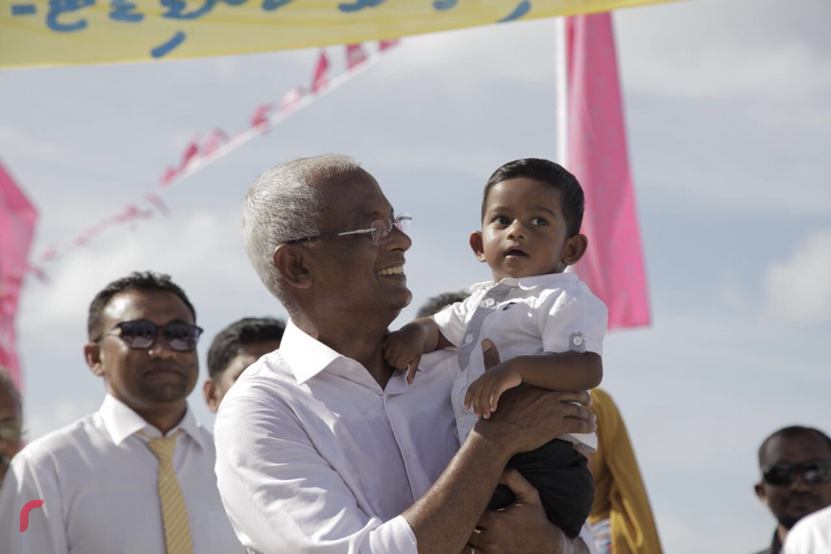 8 އޯގަސްޓް 2018: ، ގުޅިފައިވާ ޕާޓީތަކުގެ ރިޔާސީ ކެންޑިޑޭޓް އިބްރާހިމް މުހައްމަދު ސާލިހު އިބޫ ލ. އަތޮޅުގެ 11 ރަށަކަށް ކުރެއްވި ދަތުރުފުޅުގައި އެ އަތޮޅު މާމެންދޫއަށް ވަޑައިގެން ކުޑަކުއްޖަކު އުރުއްވައިގެން