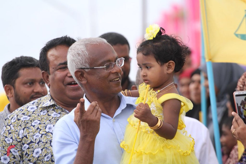 ގުޅިފައިވާ ޕާޓީތަކުގެ ރިޔާސީ ކެންޑިޑޭޓް އިބްރާހިމް މުހައްމަދު ސާޅިހު (އިބޫ) ރިޔާސީ ކެންޕެއިންނަށް އަތޮޅު ތެރޭގެ ރަށްތަކަށް ކުރައްވާ ދަތުރުފުޅުގައި ކުޑަކުއްޖަކު އުރުއްވައިގެން