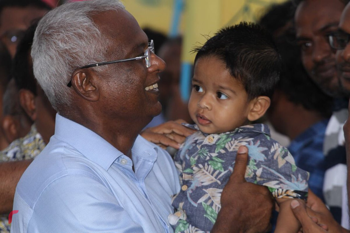 ގުޅިފައިވާ ޕާޓީތަކުގެ ރިޔާސީ ކެންޑިޑޭޓް އިބްރާހިމް މުހައްމަދު ސާޅިހު (އިބޫ) ރިޔާސީ ކެންޕެއިންނަށް އަތޮޅު ތެރޭގެ ރަށްތަކަށް ކުރައްވާ ދަތުރުފުޅުގައި ކުޑަކުއްޖަކު އުރުއްވައިގެން