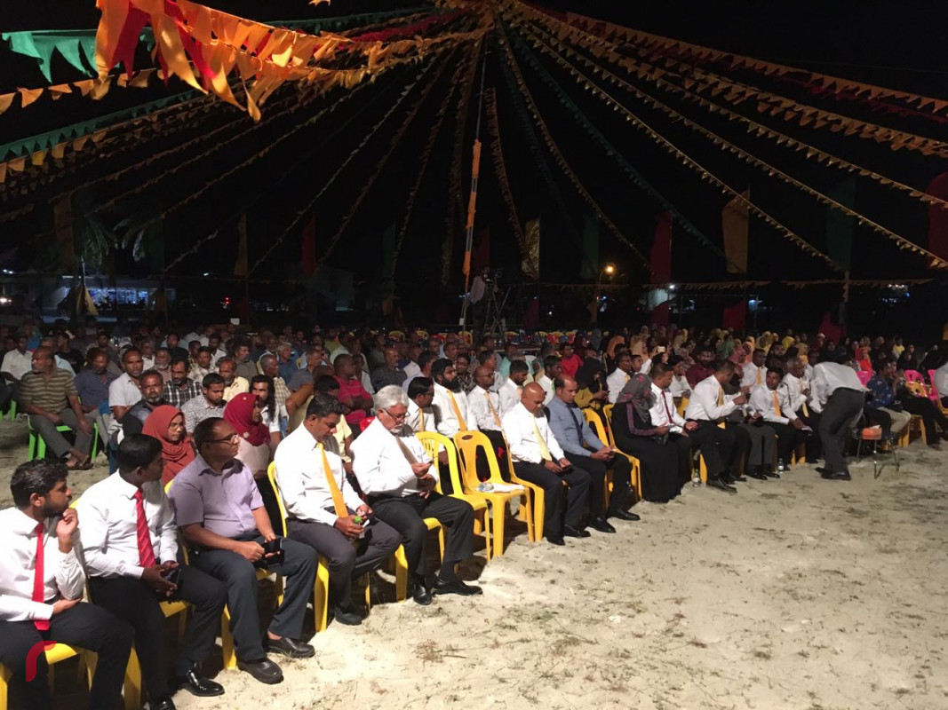 އޯގަސްޓް 14، 2018 : ގުޅިފައިވާ އިއްތިހާދުން އިންތިޒާމްކޮށްގެން ހދ ކުޅުދުއްފުށީގައި ކުރިއަށްގެންދިޔަ ޖަލްސާގެ ތެރެއިން، މި ޖަލްސާގައި އިއްތިހާދުގެ އިސްވެރިންގެ އިތުރުން ކުޅުދުއްފުށީގެ ގިނަ އަދަދެއްގެ ރައްޔިތުންވަނީ ބައިވެރިވެ ވަޑައިގެންފައި