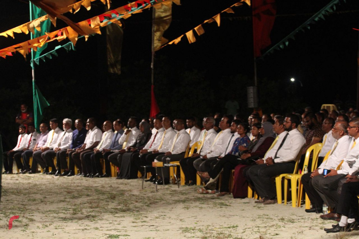 އޯގަސްޓް 14، 2018 : ގުޅިފައިވާ އިއްތިހާދުން އިންތިޒާމްކޮށްގެން ހދ ކުޅުދުއްފުށީގައި ކުރިއަށްގެންދިޔަ ޖަލްސާގެ ތެރެއިން، މި ޖަލްސާގައި އިއްތިހާދުގެ އިސްވެރިންގެ އިތުރުން ކުޅުދުއްފުށީގެ ގިނަ އަދަދެއްގެ ރައްޔިތުންވަނީ ބައިވެރިވެ ވަޑައިގެންފައި