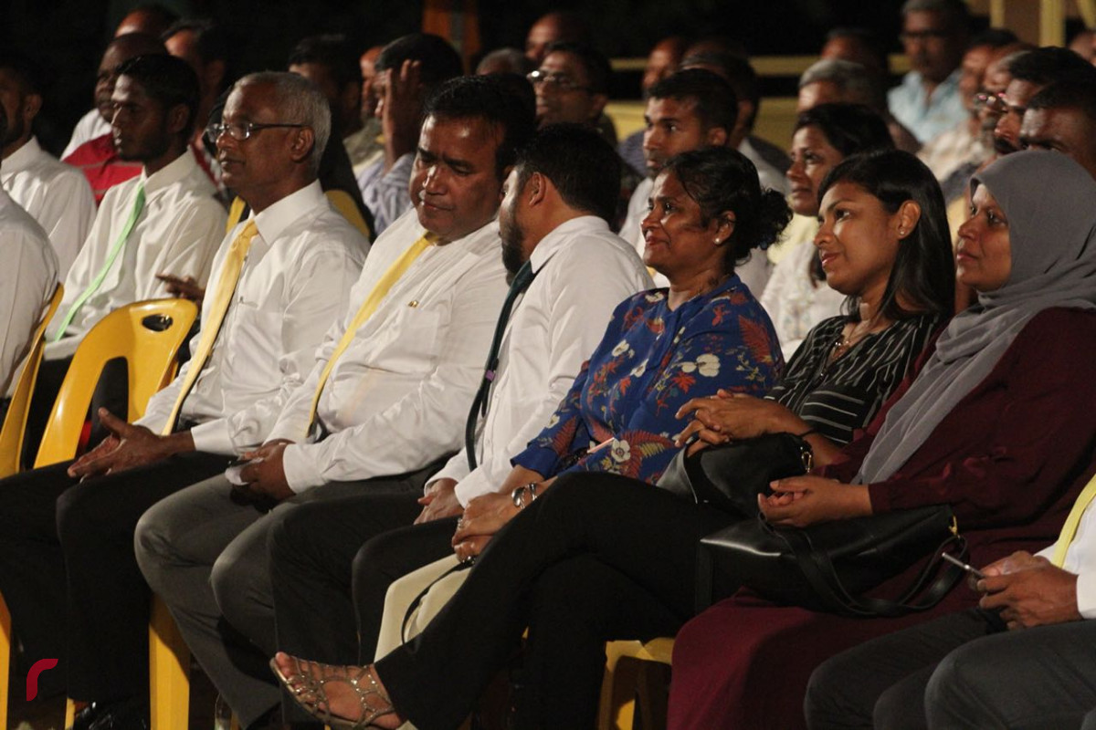 އޯގަސްޓް 14، 2018 : ގުޅިފައިވާ އިއްތިހާދުން އިންތިޒާމްކޮށްގެން ހދ ކުޅުދުއްފުށީގައި ކުރިއަށްގެންދިޔަ ޖަލްސާގެ ތެރެއިން، މި ޖަލްސާގައި އިއްތިހާދުގެ އިސްވެރިންގެ އިތުރުން ކުޅުދުއްފުށީގެ ގިނަ އަދަދެއްގެ ރައްޔިތުންވަނީ ބައިވެރިވެ ވަޑައިގެންފައި