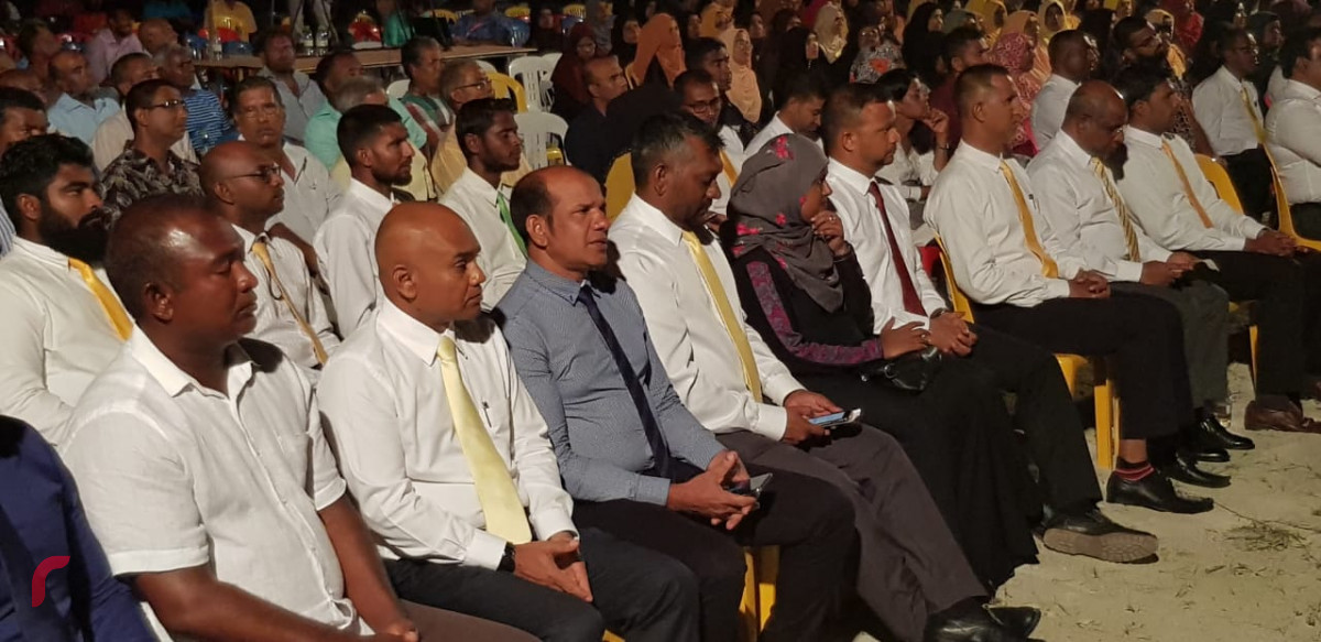 އޯގަސްޓް 14، 2018 : ގުޅިފައިވާ އިއްތިހާދުން އިންތިޒާމްކޮށްގެން ހދ ކުޅުދުއްފުށީގައި ކުރިއަށްގެންދިޔަ ޖަލްސާގެ ތެރެއިން، މި ޖަލްސާގައި އިއްތިހާދުގެ އިސްވެރިންގެ އިތުރުން ކުޅުދުއްފުށީގެ ގިނަ އަދަދެއްގެ ރައްޔިތުންވަނީ ބައިވެރިވެ ވަޑައިގެންފައި