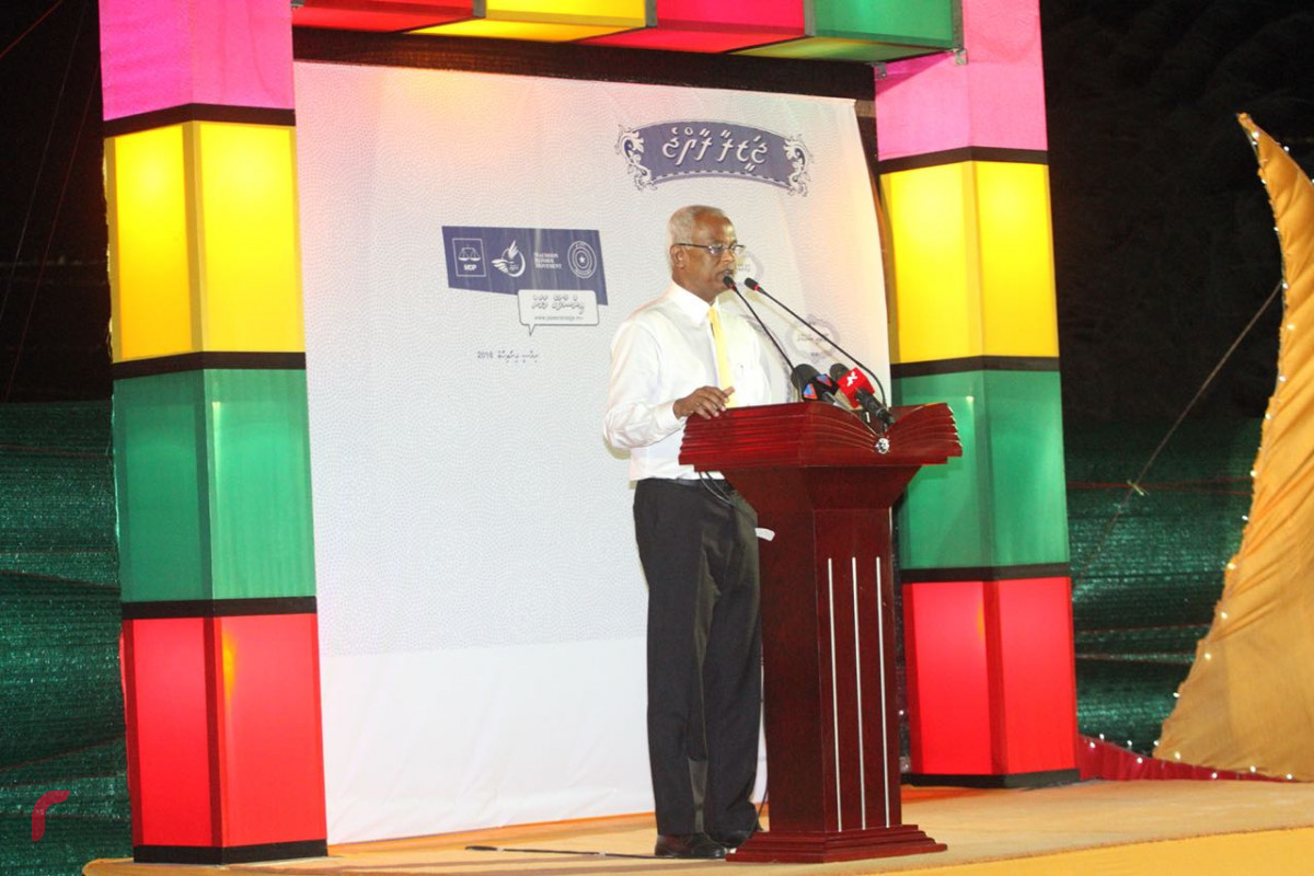 އޯގަސްޓް 14، 2018 : ގުޅިފައިވާ އިއްތިހާދުން އިންތިޒާމްކޮށްގެން ހދ ކުޅުދުއްފުށީގައި ކުރިއަށްގެންދިޔަ ޖަލްސާގައި ގުޅިފައިވާ އިއްތިހާދުގެ ރިޔާސީ ކެނޑިޑޭޓް އިބްރާހިމް މުހައްމަދު ސޯލިހު ވާހަކަފުޅު ދައްކަވަނީ