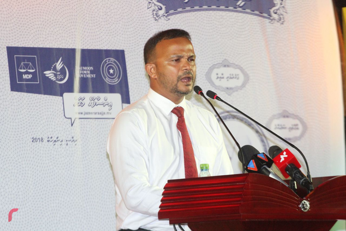 އޯގަސްޓް 14، 2018 : ގުޅިފައިވާ އިއްތިހާދުން އިންތިޒާމްކޮށްގެން ހދ ކުޅުދުއްފުށީގައި ކުރިއަށްގެންދިޔަ ޖަލްސާގައި ކެންދޫ ދާއިރާގެ މެންބަރު އަލީ ހުސައިން ވާހަކަ ދައްކަވަނީ