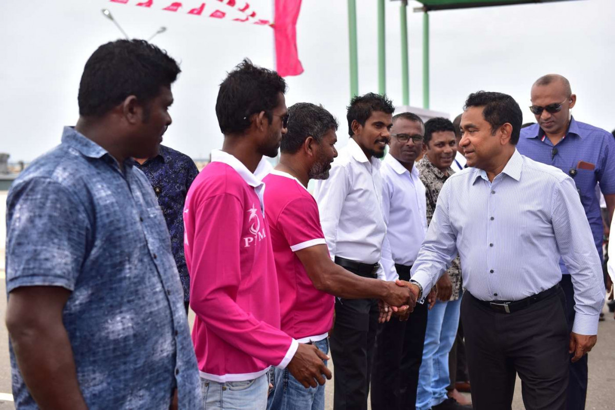 އޯގަސްޓް 14، 2018: ރައީސް އަބްދުﷲ ޔާމިން ތ އަތޮޅަށް ކުރަށްވަމުންގެންދަވާ ދަތުރުފުޅުގެ ތެރެއިން ތ ވިލުފުއްޓަށް ވަޑައިގެން މަގުހެދުމުގެ މަސައްކަތުގެ ނިމުން ފާހަގަކޮށްދެއްވުމަށް   ވިލުފުއްޓަށް ވަޑައިގަތުމުން ވިލުފުށިން މަރުހަބާ ދަންނަވަނީ