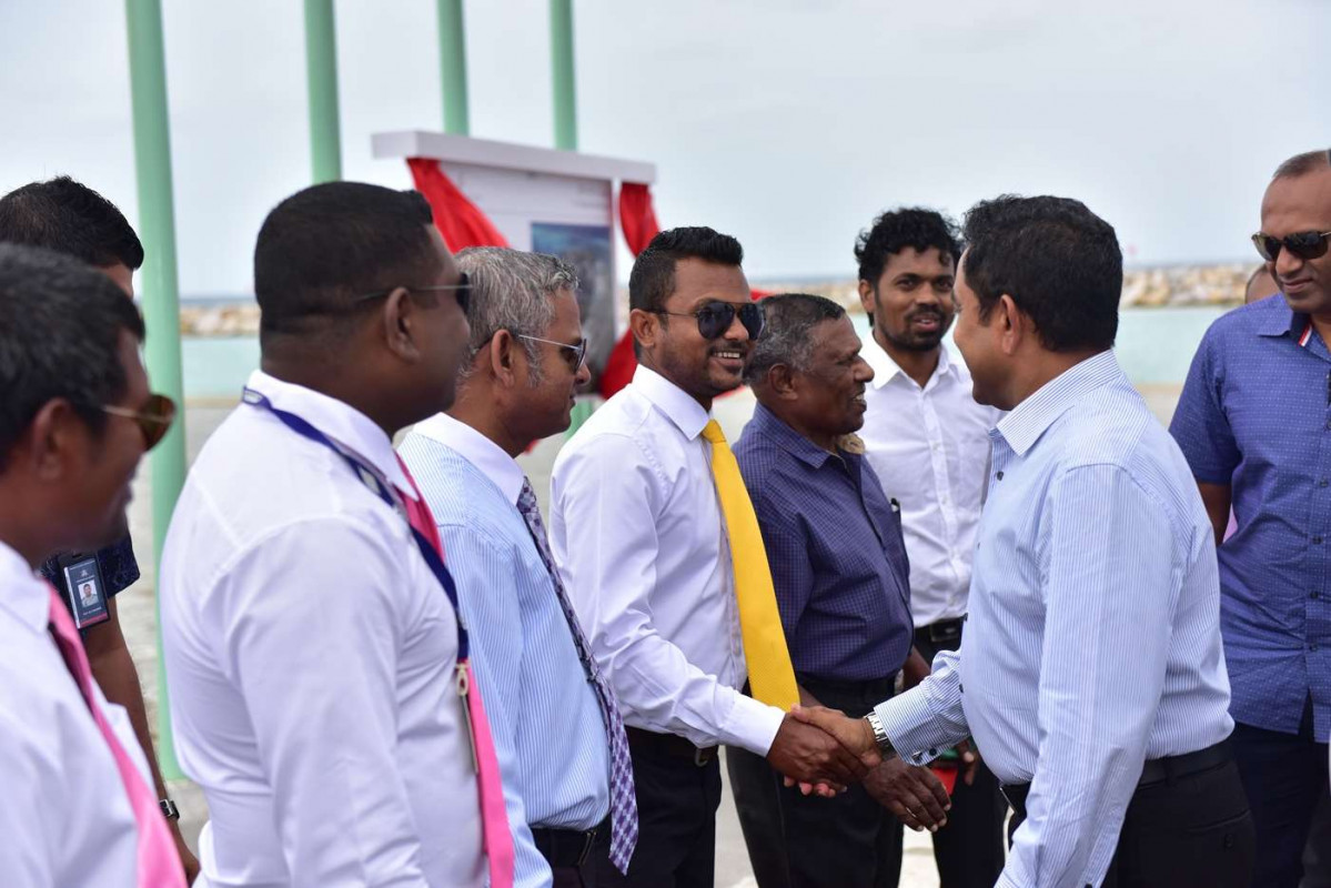 އޯގަސްޓް 14، 2018: ރައީސް އަބްދުﷲ ޔާމިން ތ އަތޮޅަށް ކުރަށްވަމުންގެންދަވާ ދަތުރުފުޅުގެ ތެރެއިން ތ ވިލުފުއްޓަށް ވަޑައިގެން މަގުހެދުމުގެ މަސައްކަތުގެ ނިމުން ފާހަގަކޮށްދެއްވުމަށް   ވިލުފުއްޓަށް ވަޑައިގަތުމުން ވިލުފުށިން މަރުހަބާ ދަންނަވަނީ