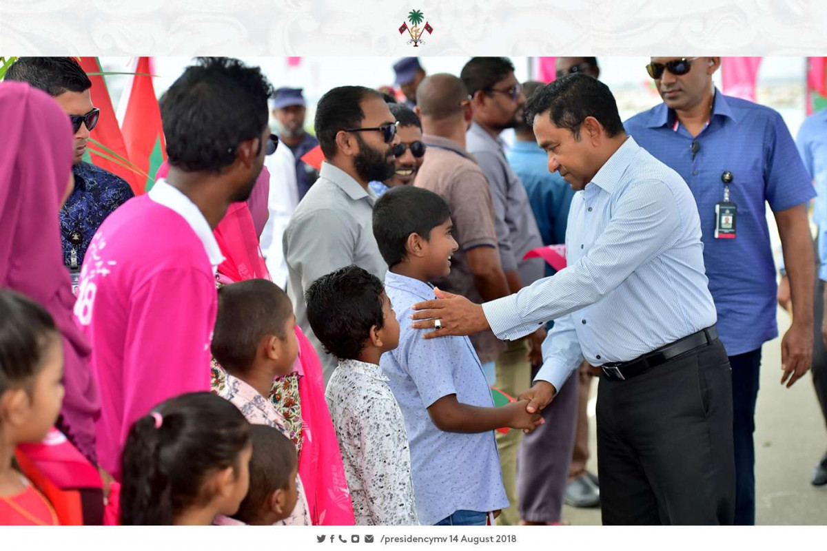 އޯގަސްޓް 14، 2018: ރައީސް އަބްދުﷲ ޔާމިން ތ އަތޮޅަށް ކުރަށްވަމުންގެންދަވާ ދަތުރުފުޅުގެ ތެރެއިން ތ ވިލުފުއްޓަށް ވަޑައިގެން މަގުހެދުމުގެ މަސައްކަތުގެ ނިމުން ފާހަގަކޮށްދެއްވުމަށް   ވިލުފުއްޓަށް ވަޑައިގަތުމުން ވިލުފުށިން މަރުހަބާ ދަންނަވަނީ