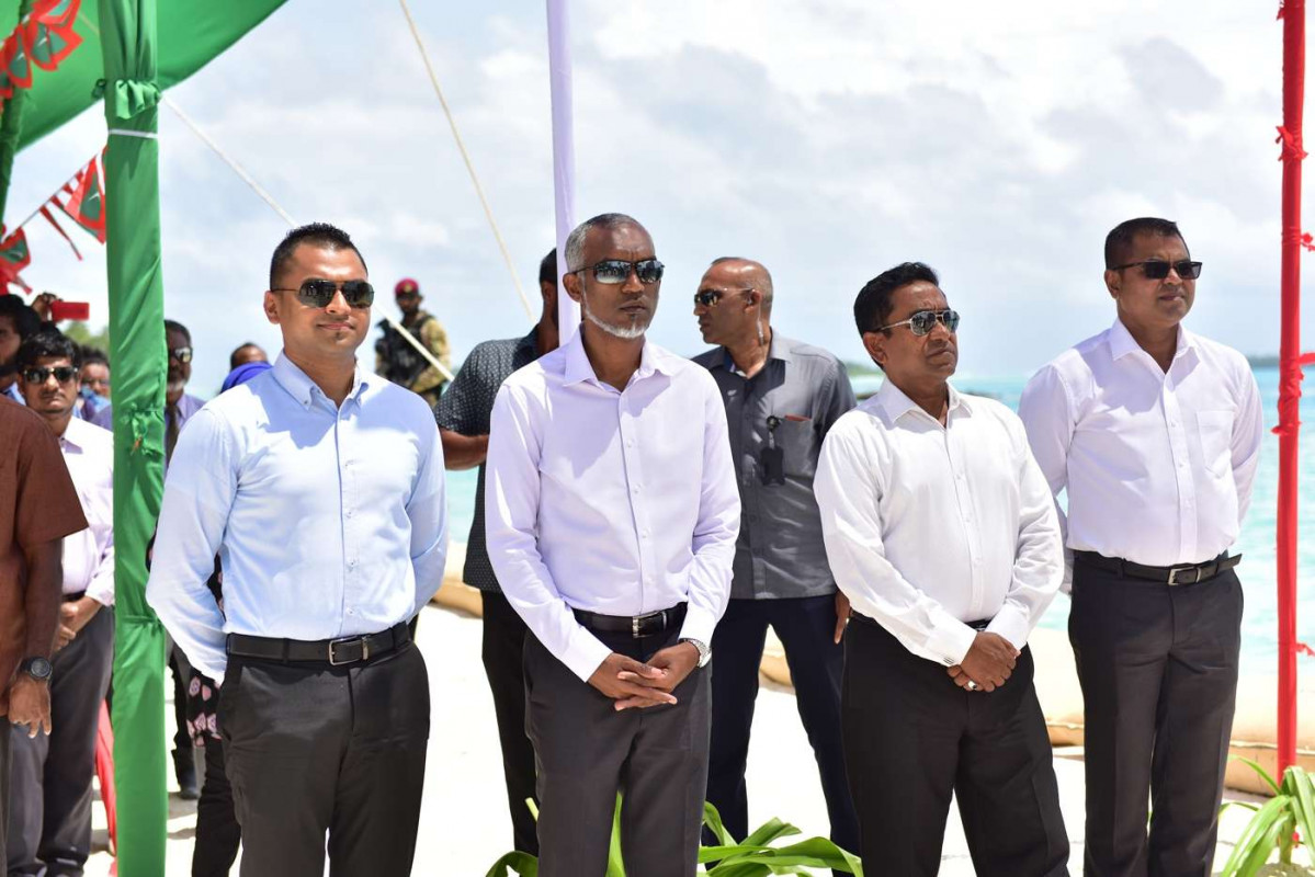 އޯގަސްޓް 14، 2018: ރައީސް އަބްދުﷲ ޔާމިން ތ އަތޮޅަށް ކުރަށްވަމުންގެންދަވާ ދަތުރުފުޅުގެ ތެރެއިން ތ ވޭމަންޑޫއަށް ވަޑައިގެން ގޮނޑުދޮށް ހިމާޔަތް ކުރުމުގެ މަޝްރޫއު އިފްތިތާޙްކޮށްދެއްވުމަށް ބޭއްވެވި ރަސްމިއްޔާތުގެ ތެރެއިން