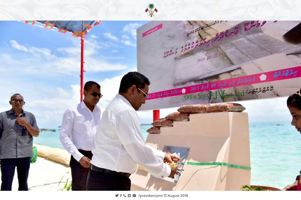 އޯގަސްޓް 14، 2018: ރައީސް އަބްދުﷲ ޔާމިން ތ އަތޮޅަށް ކުރަށްވަމުންގެންދަވާ ދަތުރުފުޅުގެ ތެރެއިން ތ ވޭމަންޑޫއަށް ވަޑައިގެން ގޮނޑުދޮށް ހިމާޔަތް ކުރުމުގެ މަޝްރޫއު އިފްތިތާޙްކޮށްދެއްވަނީ