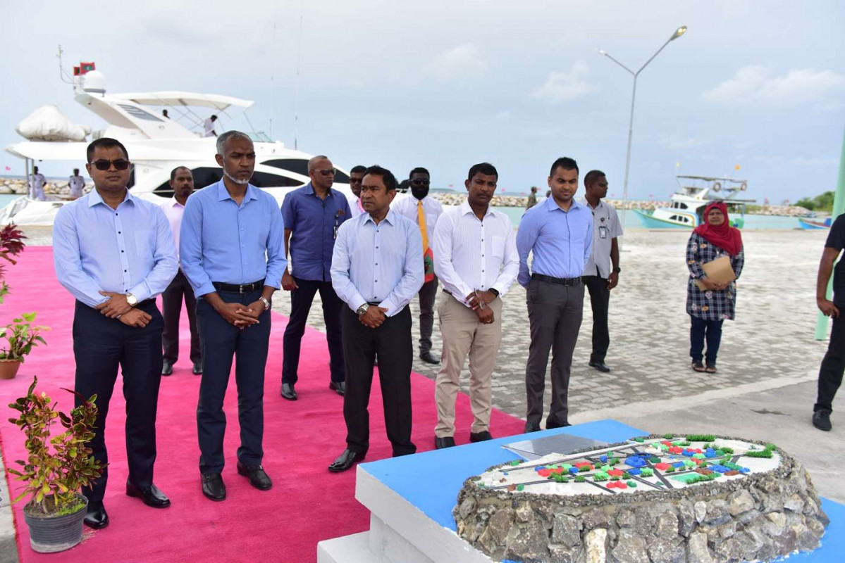 އޯގަސްޓް 14، 2018: ރައީސް އަބްދުﷲ ޔާމިން ތ އަތޮޅަށް ކުރަށްވަމުންގެންދަވާ ދަތުރުފުޅުގެ ތެރެއިން ތ ވިލުފުއްޓަށް ވަޑައިގެން މަގުހެދުމުގެ މަސައްކަތުގެ ނިމުން ފާހަގަކޮށްދެއްވުމަށް   ބޭއްވެވި ރަސްމިއްޔާތުގެ ތެރެއިން