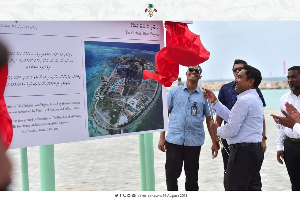 އޯގަސްޓް 14، 2018: ރައީސް އަބްދުﷲ ޔާމިން ތ އަތޮޅަށް ކުރަށްވަމުންގެންދަވާ ދަތުރުފުޅުގެ ތެރެއިން ތ ވިލުފުއްޓަށް ވަޑައިގެން މަގުހެދުމުގެ މަސައްކަތުގެ ނިމުން ފާހަގަކޮށްދެއްވުމަށް   ބޭއްވެވި ރަސްމިއްޔާތުގެ ތެރެއިން