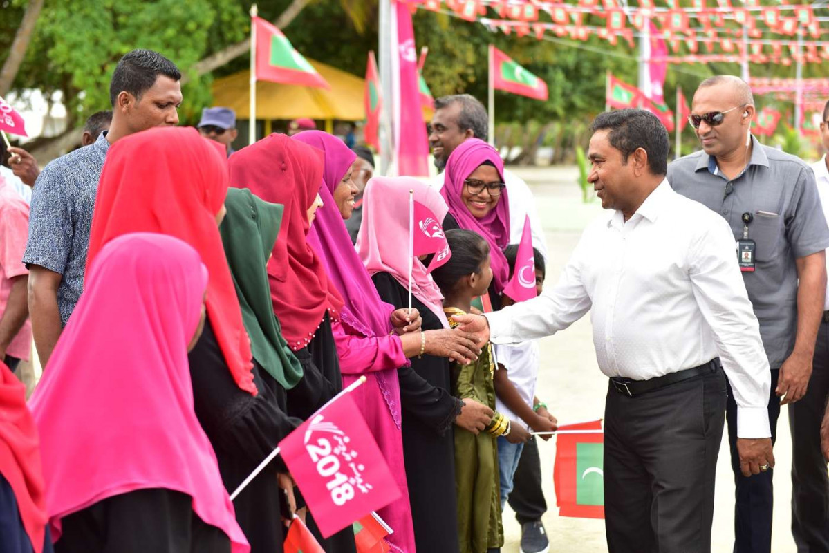 އޯގަސްޓް 14، 2018: ރައީސް އަބްދުﷲ ޔާމިން ތ އަތޮޅަށް ކުރަށްވަމުންގެންދަވާ ދަތުރުފުޅުގައި ތ ކަނޑޫދޫއަށް ވަޑައިގަތުމުން ކަނޑޫދޫއިން މަރުހަބާ ކިޔަނީ،، ރައީސް އަބްދުﷲ ޔާމިން ވަނީ ކަނޑޫދޫއަށް ވަޑައިގެން ކަނޑޫދޫގެ ގޮނޑުދޮށް ހިމާޔަތް ކުރުމުގެ މަޝްރޫއުގެ ނިމުން ފާހަގަކޮށްފައި