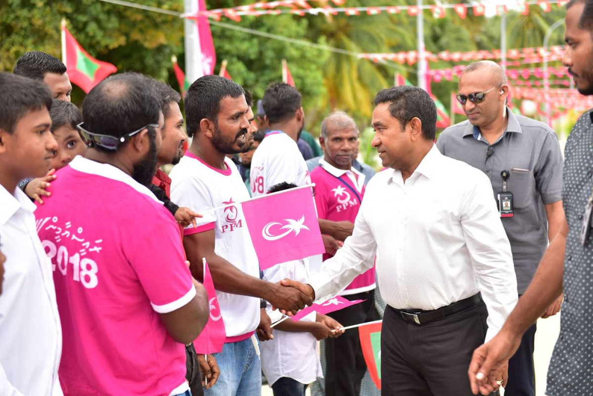 އޯގަސްޓް 14، 2018: ރައީސް އަބްދުﷲ ޔާމިން ތ އަތޮޅަށް ކުރަށްވަމުންގެންދަވާ ދަތުރުފުޅުގައި ތ ކަނޑޫދޫއަށް ވަޑައިގަތުމުން ކަނޑޫދޫއިން މަރުހަބާ ކިޔަނީ، ރައީސް އަބްދުﷲ ޔާމިން ވަނީ ކަނޑޫދޫއަށް ވަޑައިގެން ކަނޑޫދޫގެ ގޮނޑުދޮށް ހިމާޔަތް ކުރުމުގެ މަޝްރޫއުގެ ނިމުން ފާހަގަކޮށްފައި