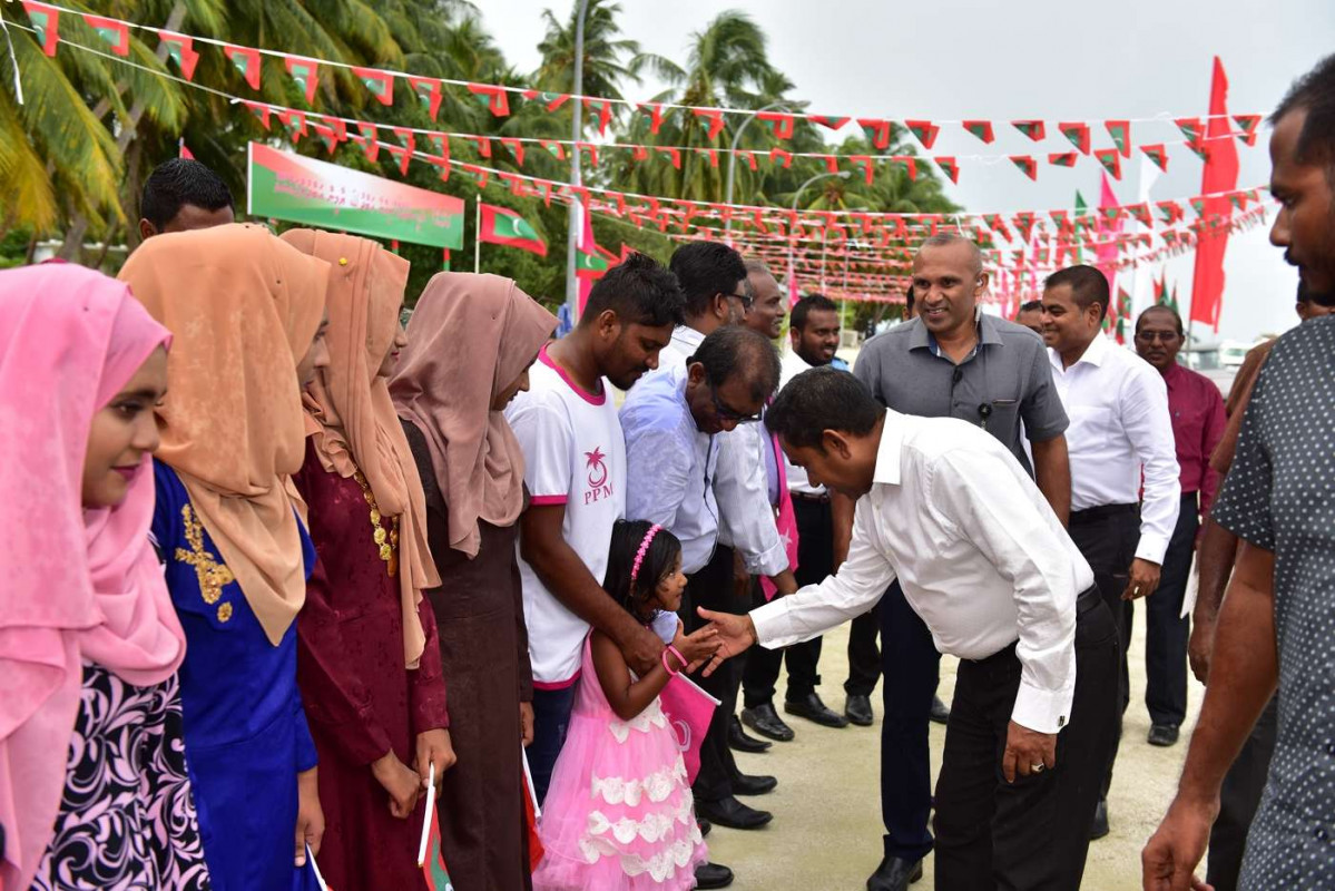 އޯގަސްޓް 14، 2018: ރައީސް އަބްދުﷲ ޔާމިން ތ އަތޮޅަށް ކުރަށްވަމުންގެންދަވާ ދަތުރުފުޅުގައި ތ ކަނޑޫދޫއަށް ވަޑައިގަތުމުން ކަނޑޫދޫއިން މަރުހަބާ ދަންނަވަނީ، ރައީސް އަބްދުﷲ ޔާމިން ވަނީ ކަނޑޫދޫއަށް ވަޑައިގެން ކަނޑޫދޫގެ ގޮނޑުދޮށް ހިމާޔަތް ކުރުމުގެ މަޝްރޫއުގެ ނިމުން ފާހަގަކޮށްފައި