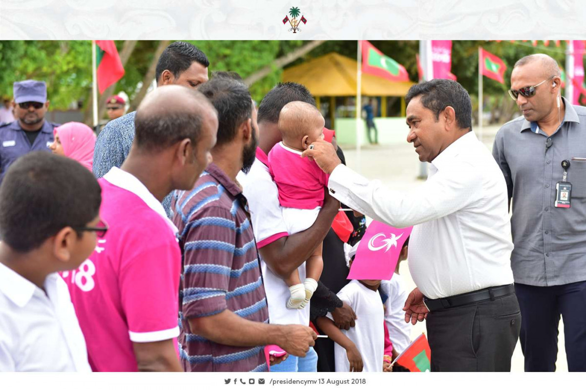 އޯގަސްޓް 14، 2018: ރައީސް އަބްދުﷲ ޔާމިން ތ އަތޮޅަށް ކުރަށްވަމުންގެންދަވާ ދަތުރުފުޅުގައި ތ ކަނޑޫދޫއަށް ވަޑައިގަތުމުން ކަނޑޫދޫއިން މަރުހަބާ ކިޔަނީ، ރައީސް އަބްދުﷲ ޔާމިން ވަނީ ކަނޑޫދޫއަށް ވަޑައިގެން ކަނޑޫދޫގެ ގޮނޑުދޮށް ހިމާޔަތް ކުރުމުގެ މަޝްރޫއުގެ ނިމުން ފާހަގަކޮށްފައި