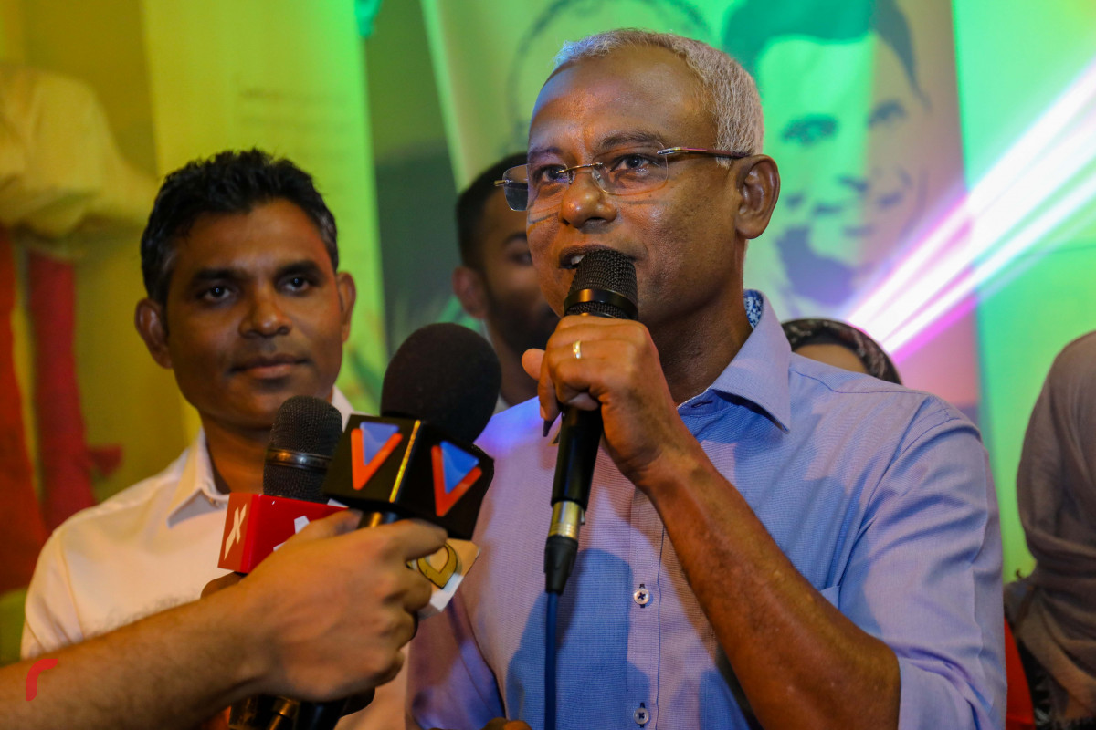 އޯގަސްޓް 15، 2018: ގުޅިފައިވާ އިއްތިހާދުން މައްޗަންގޯޅީގައި ޒުވާނުންގެ ޖަގަހައެއް ހުޅުވުމަށް ކުރިއަށްގެންދިޔަ ރަސްމިއްޔާތުގައި ގުޅިފައިވާ އިއްތިހާދުގެ ރިޔާސީ ކެނޑިޑޭޓް އިބްރާޙިމް މުހައްމަދު ސޯލިހުގެވާހަކަފުޅު ދައްކަވަނީ. ފޮޓޯ:- މުހައްމަދު ޝަރުހާން/ ރާއްޖެ އެމްވީ