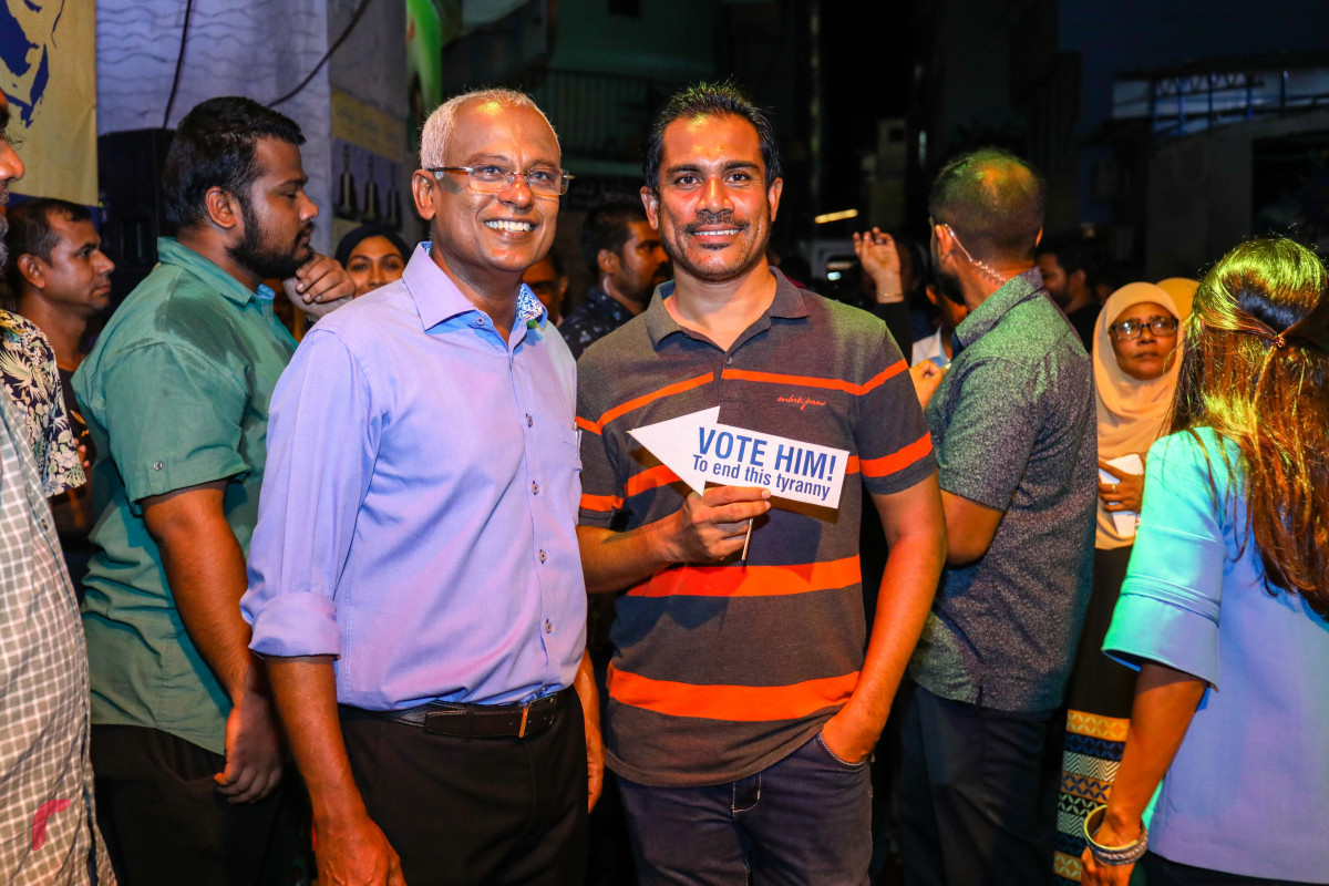 އޯގަސްޓް 15، 2018: ގުޅިފައިވާ އިއްތިހާދުން މައްޗަންގޯޅީގައި ޒުވާނުންގެ ޖަގަހައެއް ހުޅުވުމަށް ކުރިއަށްގެންދިޔަ ރަސްމިއްޔާތަށް ފަހު ގުޅިފައިވާ އިއްތިހާދުގެ ރިޔާސީ ކެނޑިޑޭޓް އިބްރާޙިމް މުހައްމަދު ސޯލިހުގެ ސަޕޯޓަރަކާއިއެކު ފޮޓޯއަކަށް ހުއްޓިވަޑައިގެން. ފޮޓޯ:- މުހައްމަދު ޝަރުހާން/ ރާއްޖެ އެމްވީ