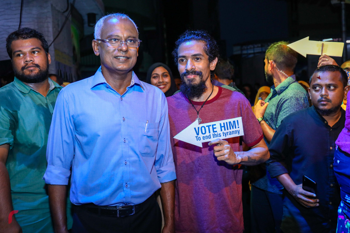 އޯގަސްޓް 15، 2018: ގުޅިފައިވާ އިއްތިހާދުން މައްޗަންގޯޅީގައި ޒުވާނުންގެ ޖަގަހައެއް ހުޅުވުމަށް ކުރިއަށް ގެންދިޔަ ރަސްމިއްޔާތަށް ފަހު ގުޅިފައިވާ އިއްތިހާދުގެ ރިޔާސީ ކެނޑިޑޭޓް އިބްރާޙިމް މުހައްމަދު ސޯލިހުގެ ސަޕޯޓަރަކާއިއެކު ފޮޓޯއަކަށް ހުއްޓިވަޑައިގެން. ފޮޓޯ:- މުހައްމަދު ޝަރުހާން/ ރާއްޖެ އެމްވީ